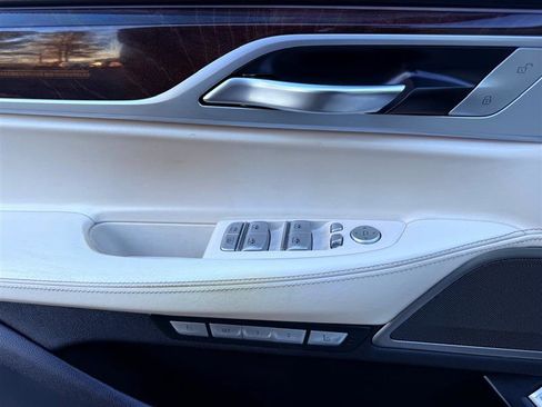 Used 2018 BMW 750i image 41