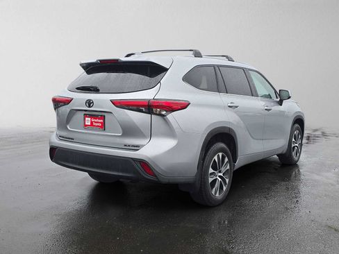 Used 2022 Toyota Highlander XLE AWD/4WD image 3