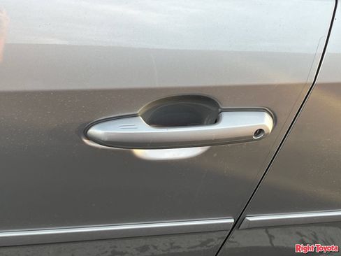 Used 2019 Toyota RAV4 XLE w/ Convenience Package FWD image 10