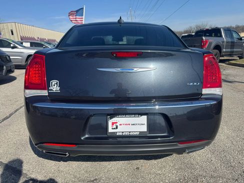 Used 2018 Chrysler 300 Touring w/ Driver Convenience Group image 4