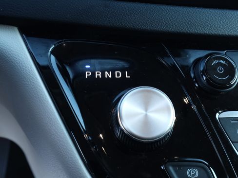 Used 2023 Chrysler Voyager LX image 10