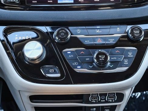 Used 2022 Chrysler Pacifica Touring-L image 14