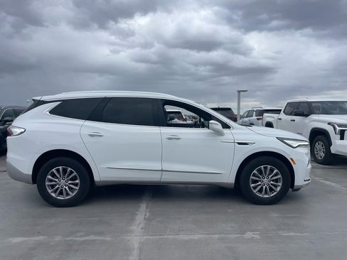 Used 2024 Buick Enclave Premium image 2