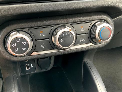 Used 2020 Nissan Versa S FWD image 33