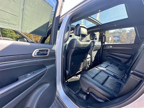 Used 2017 Jeep Grand Cherokee Limited w/ Luxury Group II image 17