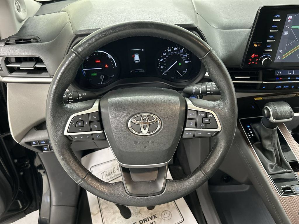 Used 2024 Toyota Sienna XLE w/ XLE Plus Package AWD/4WD image 4