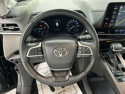 Used 2024 Toyota Sienna XLE w/ XLE Plus Package AWD/4WD image 4