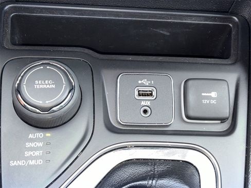 Used 2019 Jeep Cherokee Limited image 8