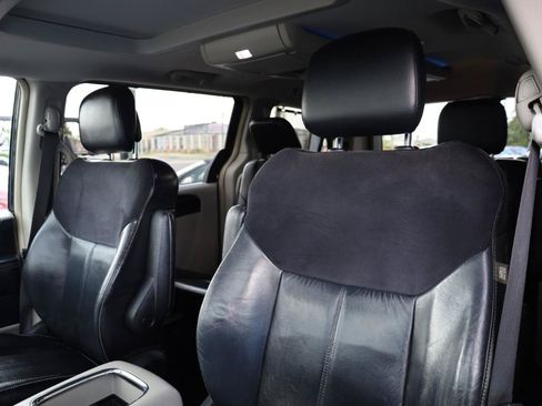 Used 2015 Chrysler Town & Country Limited Platinum FWD image 7