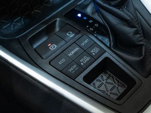 Used 2020 Toyota RAV4 XLE image 19