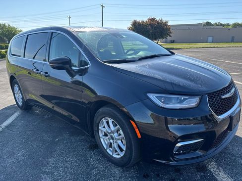 Used 2024 Chrysler Pacifica Touring-L FWD image 3