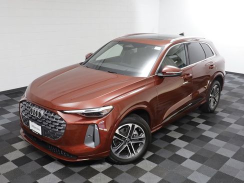 Used 2025 Audi Q5 Premium Plus w/ Premium Plus AWD/4WD image 2