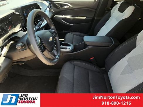 Used 2025 Chevrolet Trax LS FWD image 13