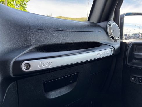 Used 2018 Jeep Wrangler Sahara w/ Connectivity Group AWD/4WD image 34