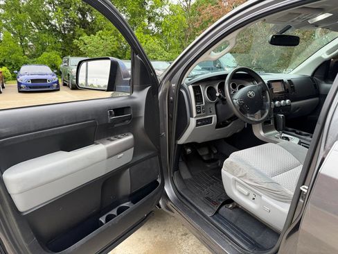 Used 2013 Toyota Tundra 4x4 CrewMax w/ SR5 Pkg image 8