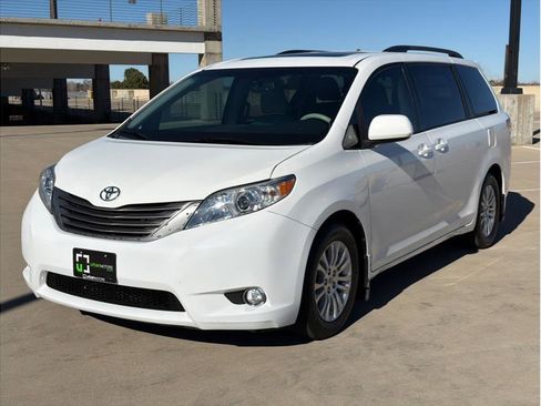 Used 2012 Toyota Sienna XLE w/ Entertainment Pkg image 3