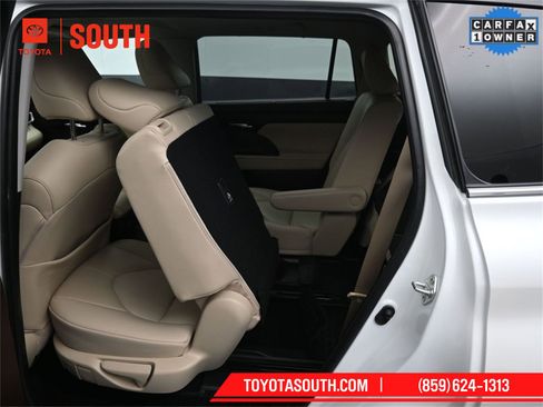 Used 2022 Toyota Highlander XLE image 31