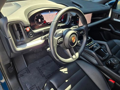 Used 2025 Porsche Cayenne w/ Premium Package AWD/4WD image 19