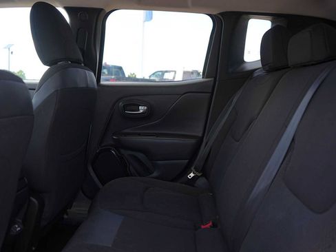 Used 2018 Jeep Renegade Altitude FWD image 14
