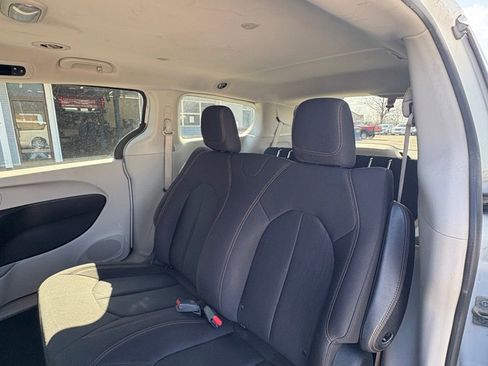 Used 2018 Chrysler Pacifica L FWD image 11