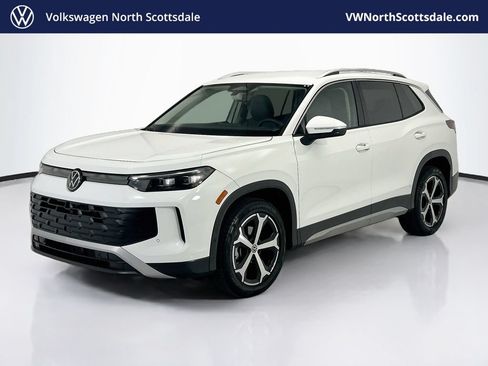 Used 2025 Volkswagen Tiguan SE FWD image 1