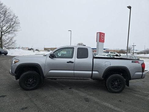 Used 2020 Toyota Tacoma SR image 8