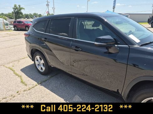 Used 2024 Toyota Highlander LE FWD image 17