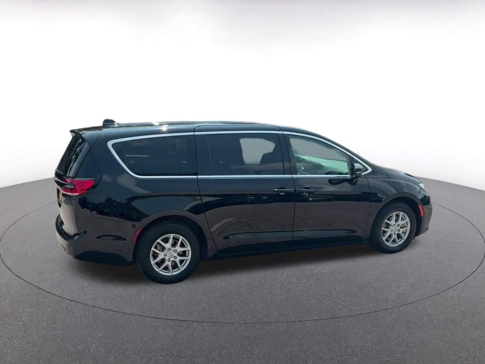Used 2024 Chrysler Pacifica Touring-L FWD image 12