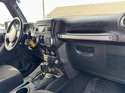 Used 2017 Jeep Wrangler Unlimited Sahara w/ Connectivity Group image 14