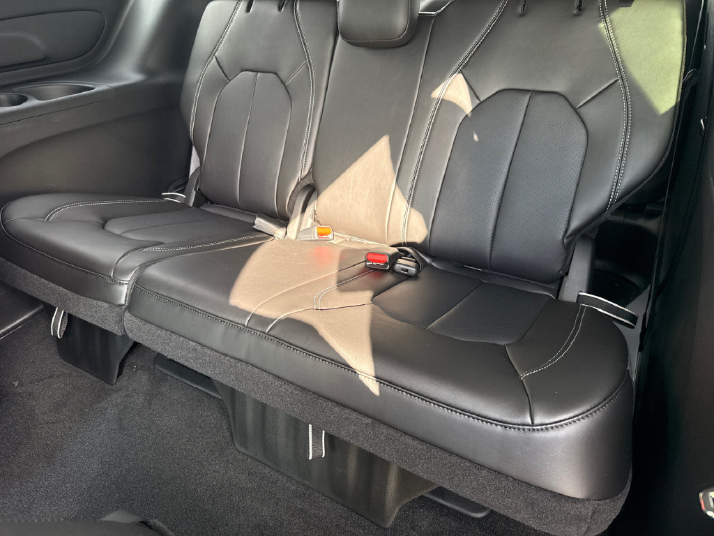 New 2027 Chrysler Pacifica Select FWD image 17