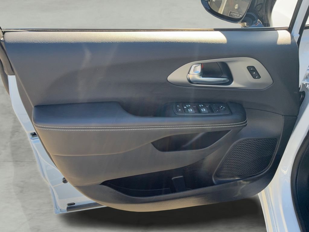 New 2027 Chrysler Pacifica Select FWD image 11