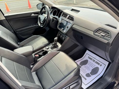 Used 2018 Volkswagen Tiguan SE w/ Panoramic Sunroof Package image 31