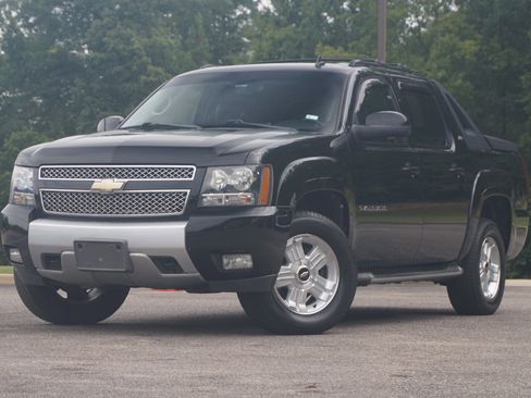 Used 2011 Chevrolet Avalanche LT w/ Luxury Package image 4