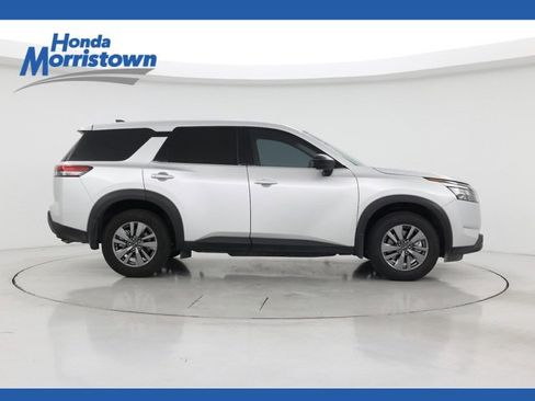 Used 2024 Nissan Pathfinder S image 1