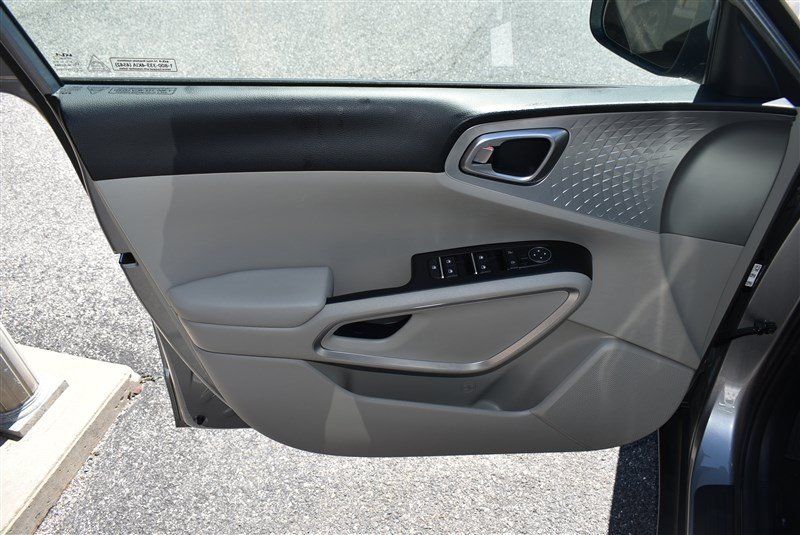 Used 2025 Kia Soul LX w/ LX Technology Package FWD image 9