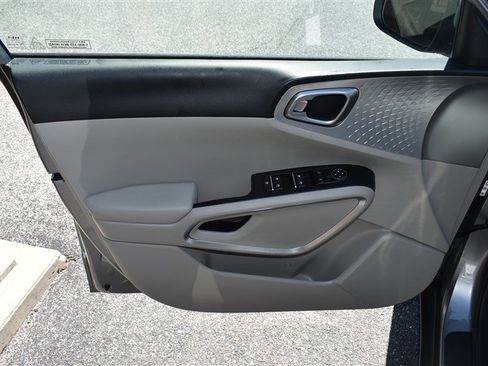 Used 2025 Kia Soul LX w/ LX Technology Package FWD image 9