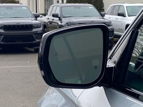 New 2025 Jeep Grand Cherokee Altitude image 11