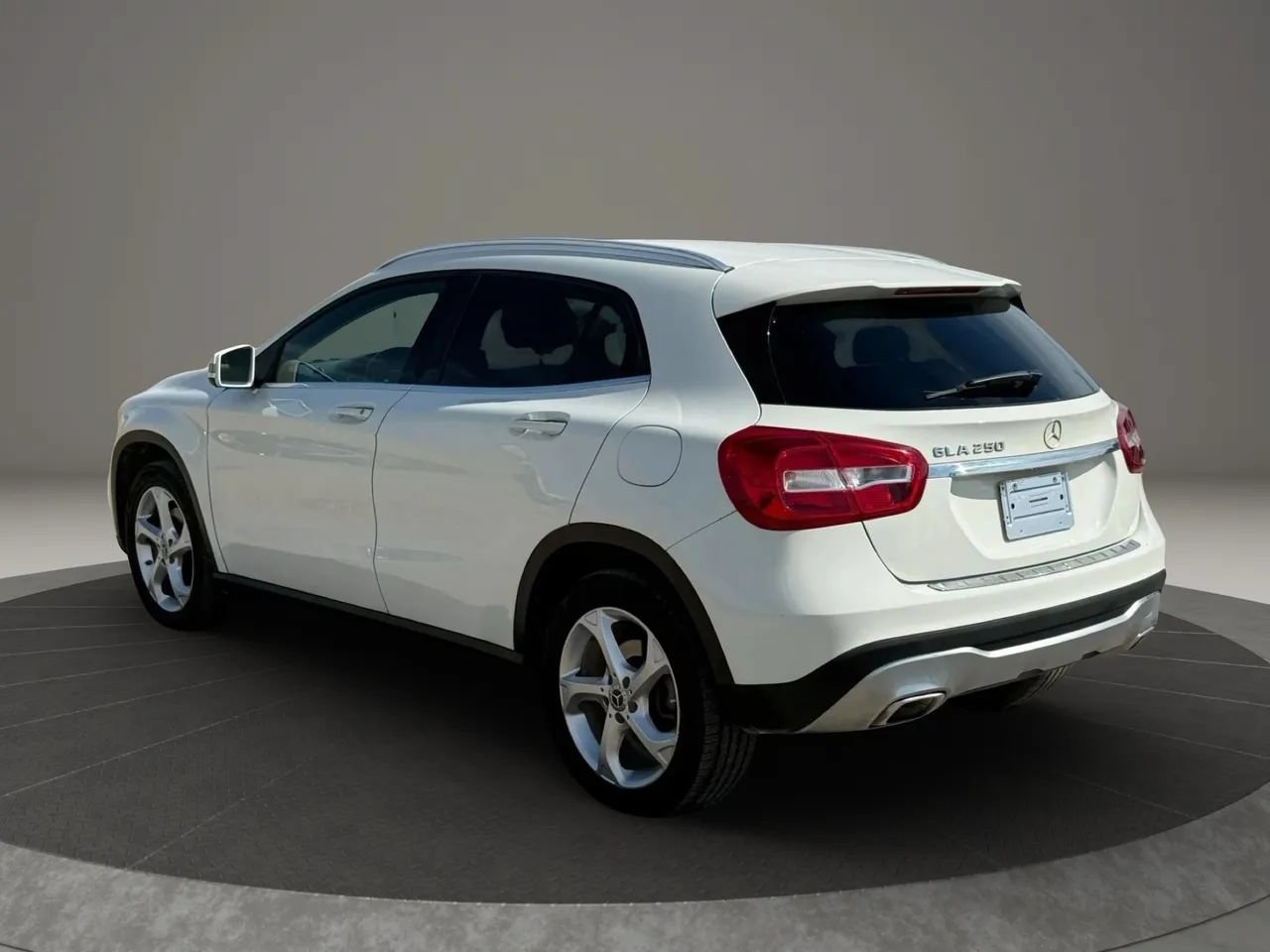 Used 2018 Mercedes-Benz GLA 250 w/ Premium Package image 9