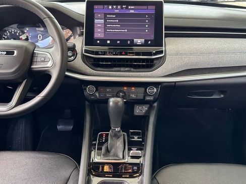 Used 2024 Jeep Compass Latitude image 3