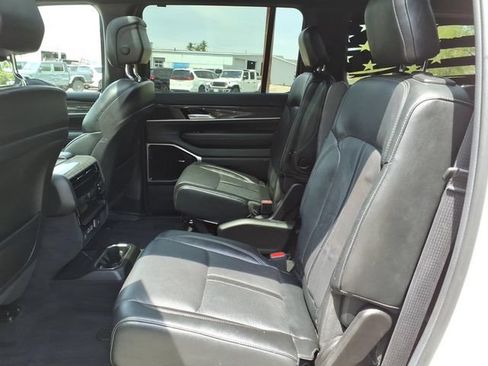 Used 2022 Jeep Wagoneer Series III w/ Premium Group I AWD/4WD image 13