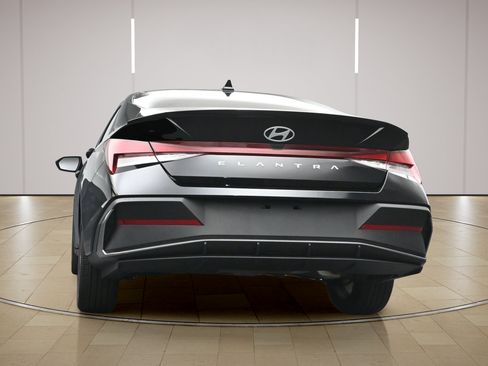 Used 2025 Hyundai Elantra Sport FWD image 25
