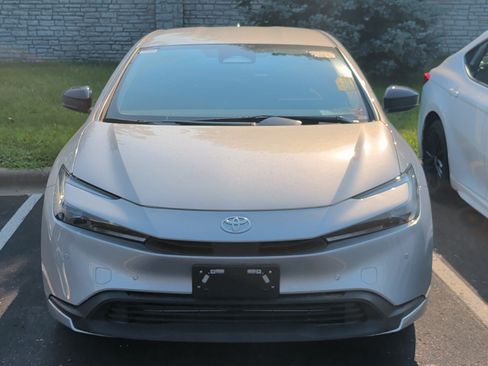 Certified 2025 Toyota Prius LE FWD image 8