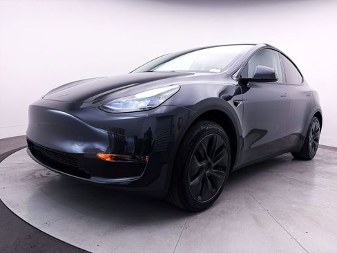Used 2024 Tesla Model Y Long Range image 11