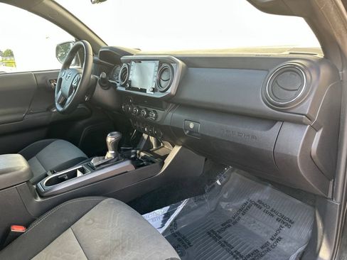 Used 2020 Toyota Tacoma TRD Sport w/ Technology Package AWD/4WD image 32