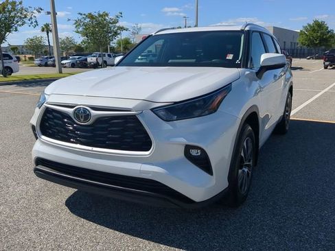 Certified 2024 Toyota Highlander XLE image 8