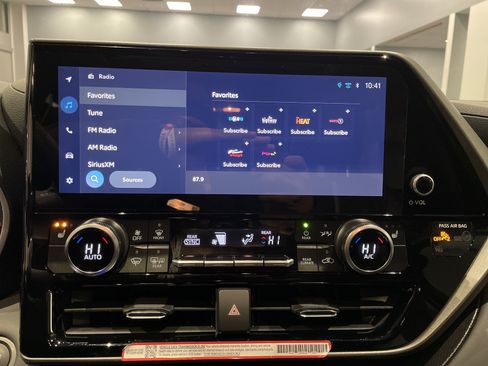 Used 2025 Toyota Highlander XLE image 24