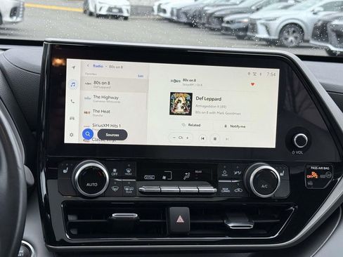 Used 2023 Toyota Highlander XLE image 10