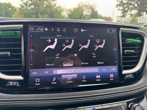 Used 2023 Chrysler Pacifica Touring FWD image 31