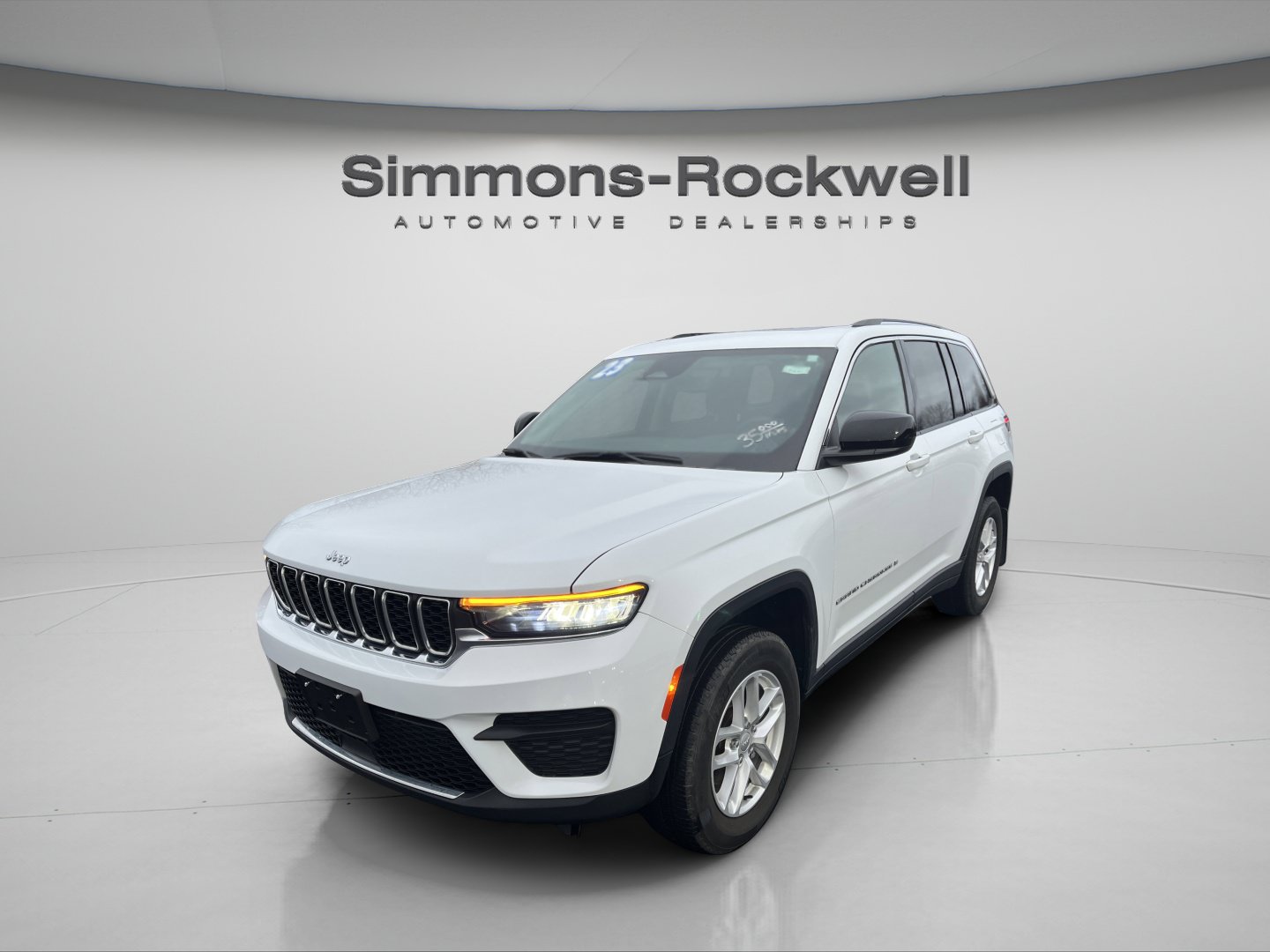 Used 2023 Jeep Grand Cherokee Laredo X AWD/4WD image 1