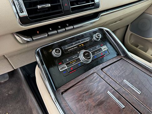 Used 2020 Lincoln Navigator L Reserve w/ Luxury Package image 17